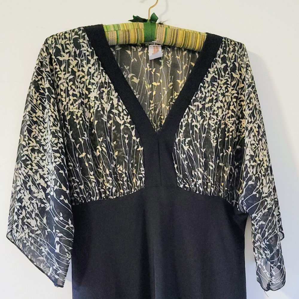 Envy Clothing Black And White Kimono Style Top, Size L